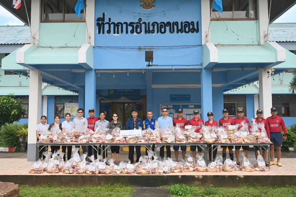 EGCO Group’s Khanom Power Plant provides rescue bags to flood affected people in Khanom, Nakhon Si Thammarat